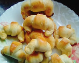 Foto del paso 2 de la receta: Medialunas sin manteca, ni huevo fáciles!!