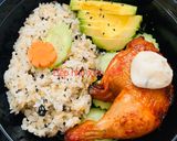 Hình bước làm 4 của món Cơm trộn rong biển đùi gà nướng