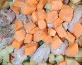 Foto del paso 3 de la receta: Muslos rellenos sobre colchón de cebollas de verdeo y agregado de papas y Boniato