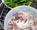 รูปขั้นตอนการทำที่ 1 ของ "กะเพราปลาหมึก" 🦑🌿🌶️🧄