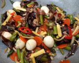 Foto langkah ke 5 dari resep Tumis sayur jamur telur puyuh(buncis wortel).