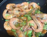 Foto del paso 5 de la receta: Fideos chinos integrales con langostinos