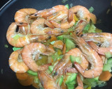 Foto del paso 5 de la receta: Fideos chinos integrales con langostinos