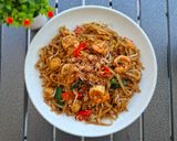Foto langkah ke 8 dari resep Char Kway Teow 15 Menit! 🔥 Kwetiau Goreng Malaysia ala Penang 🇲🇾 Anti Gagal.