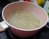Foto langkah ke 1 dari resep Mie kuah MPASI 1 tahun +.