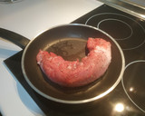 Foto del paso 2 de la receta: Hojaldre de solomillo de cerdo con miel, mostaza, bacon y queso