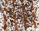 A picture of step 2 of Banana biscuit pie with chocolate sauce.