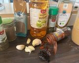 Foto del paso 1 de la receta: Chuletas, patata cocida y vinagreta agridulce de pepinillos con tomate seco