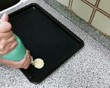 Foto del paso 4 de la receta: Galletas de queso crema con un huevo y sin batidora