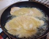 Foto del paso 3 de la receta: Milanesas de pollo con papas fritas y ensalada