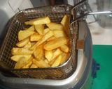 Foto del paso 3 de la receta Huevos de gallina fritos con patatas fritas