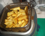 Foto del paso 3 de la receta: Huevos de gallina fritos con patatas fritas