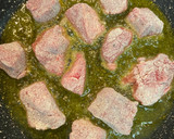 Foto del paso 2 de la receta: Dados de ternera con champiñones y puré de patatas ("Estilo fricandó")