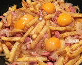 Foto del paso 2 de la receta: Revuelto de patatas fritas, salchichas, cebolla y huevo