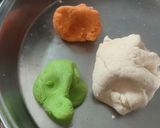 तीळगुळाच्या तिरंगी करंज्या (tilgulachya tiranga karanji recipe in marathi) रेसिपी स्टेप 2 फोटो 
