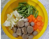 Foto langkah ke 1 dari resep Sop sayur bakso.