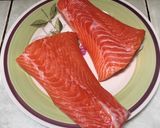 Foto langkah ke 2 dari resep Salmon Steak With Garlic Shoyu and Songkit Flavour.