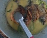 Foto langkah ke 7 dari resep Sayur ikan bawal nyomok kuning cabe ijo (ikan bawal di kuningin).