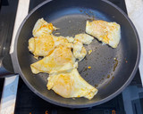 Foto del paso 2 de la receta: Croquetas de huevos fritos con chorizo