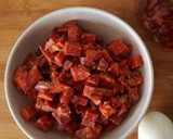 Foto del paso 2 de la receta: Tomate con chorizos y queso derretido