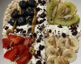 Foto del passaggio 1 della ricetta Porridge con frutta, yogurt e cioccolato 🫐🍓🍌🥝🍫🥜