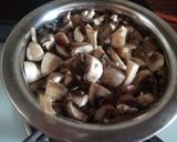 A picture of step 1 of Matar Mushroom.