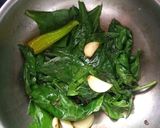 A picture of step 3 of Macaroni with creamy spinach sauce.