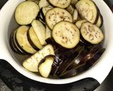 Foto del paso 1 de la receta: Salmón al horno con guiso de berenjenas y zucchini