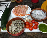 Foto del paso 1 de la receta: Espaguetis de calabacín con sepia chirla y gambón