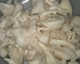 Foto langkah ke 1 dari resep Tumis Kecap Jamur Bakso.