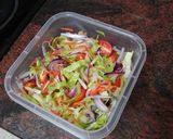 Foto del paso 3 de la receta: Tupper de ensalada con banderilla de pavo, mozzarella y pera
