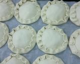 صورة لخطوة 96 من وصفة 🍞🥐عجائب تشكيل العجينة المورقه 🥐🍞