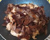 Foto langkah ke 3 dari resep Enoki Lada Hitam.