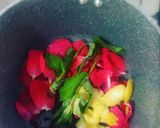 Foto del paso 2 de la receta: Infusión de rosas, hibiscos y algo más..