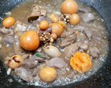 Hình bước làm 2 của món Phở xào lòng gà trứng non