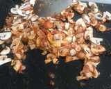 Foto del paso 9 de la receta: Fideuà de pato con dátiles y setas Portobello