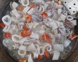 Foto langkah ke 3 dari resep Cumi Kuah Asam Segar Simpel.