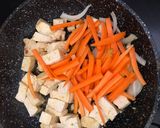 Foto langkah ke 3 dari resep Tumis jamur tahu.