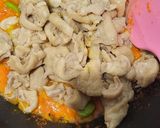 Foto langkah ke 3 dari resep Oseng Mercon Kulit Ayam.