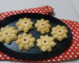 A picture of step 11 of Tutti frutti flower cookies.