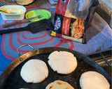 Foto del paso 2 de la receta: Arepas venezolanas rellenas de Mozzarella