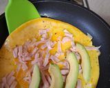 Foto del paso 3 de la receta: Omelette de pechuga de pavo y aguacate