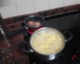 Foto del paso 1 de la receta Ensalada de papas cocidas con palitos de cangrejo, atún y huevo duro