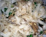Foto langkah ke 4 dari resep Kwetiaw goreng telur bakso.
