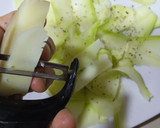 Foto del paso 2 de la receta: Ensalada de calabacín y queso