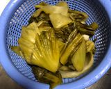 Hình bước làm 1 của món Canh bún sườn cải chua