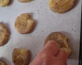 Foto del paso 4 de la receta: Papines estrellados 🥔 Papas aplastadas 🥔 Patatas al puñetazo 🥊 Batatas à murro 🇵🇹