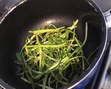 Une image de l'étape 2 de Bouillon aux aulx et herbes aromatiques du jardin.