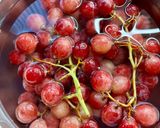 Foto del paso 1 de la receta Vasitos de Gelatina sabor Maracuyá con Uvas 🍇