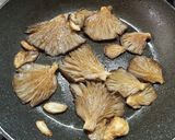 Foto del paso 3 de la receta Espinacas frescas fritas con Ajo y Setas de Chopo